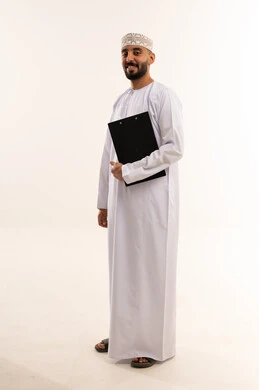 رجل عماني بالزي التقليدي ولوحة ملاحظات