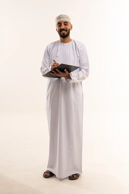 رجل عماني بالزي التقليدي يبتسم ويحمل لوحة كتابة رسمية