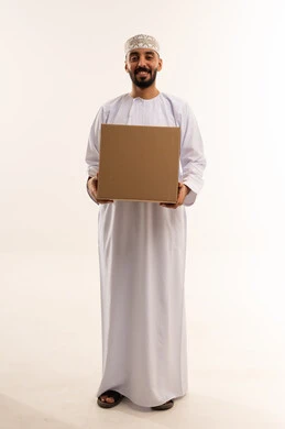 رجل عماني بالزي التقليدي يحمل صندوق شحن وتوصيل