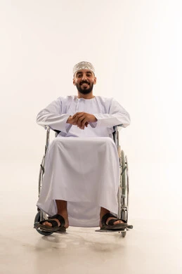 رجل عُماني على كرسي متحرك بالزي التقليدي