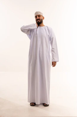 رجل عماني بالزي التقليدي الكمة والدشداشة البيضاء