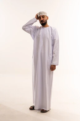 رجل عماني بالزي التقليدي بخلفية بيضاء