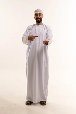 رجل عماني بالزي التقليدي يشير بيده في الاستوديو