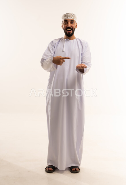 رجل عماني بالزي التقليدي يشير إلى كف يده