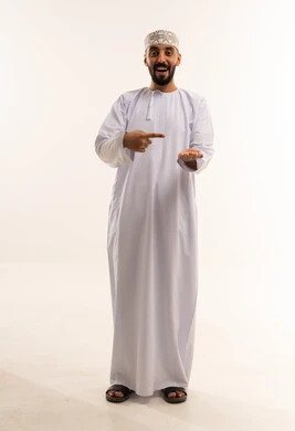 رجل عماني بالزي التقليدي يشير إلى كف يده