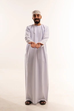 رجل عُماني بالزي التقليدي يمد يديه بخلفية بيضاء