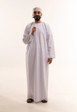 رجل عماني بالدشداشة مع شارب مستعار خلفية بيضاء