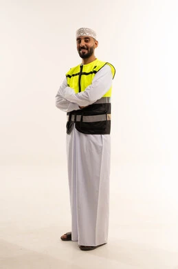 مهندس عماني بسترة السلامة على خلفية بيضاء