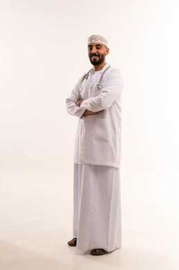طبيب عماني في معطف المختبر على خلفية بيضاء