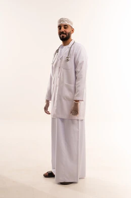 طبيب عماني بالزي التقليدي والمعطف الطبي الأبيض