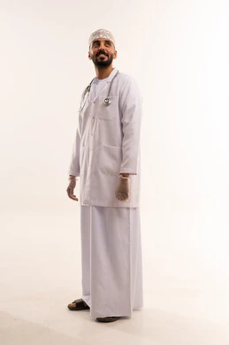 طبيب عماني بالزي التقليدي ومعطف المختبر الأبيض