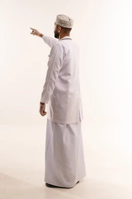 طبيب عماني يشير بيده بخلفية بيضاء