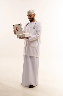 طبيب عماني يحمل حقيبة إسعافات أولية في الاستوديو