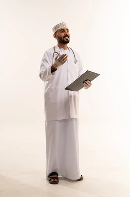 طبيب عماني مع لوحة ملاحظات طبية بخلفية بيضاء