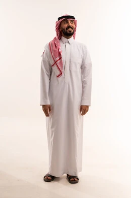 رجل سعودي بالزي التقليدي على خلفية بيضاء