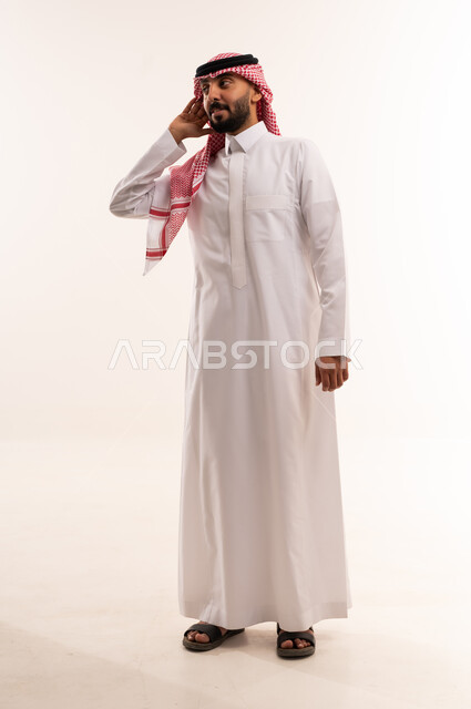 رجل سعودي بالثوب التقليدي في وضعية الإنصات