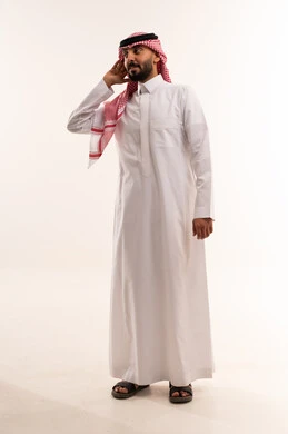 رجل سعودي بالثوب التقليدي في وضعية الإنصات