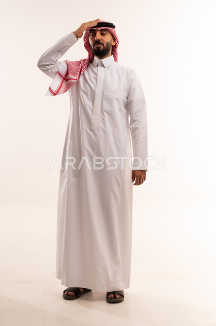 رجل سعودي بالثوب التقليدي يؤدي التحية