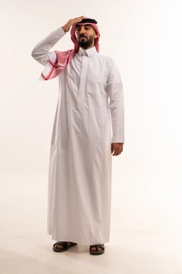 رجل سعودي بالثوب التقليدي يؤدي التحية