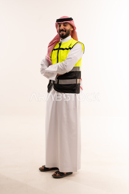 مهندس سعودي يرتدي سترة السلامة بخلفية بيضاء