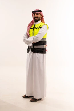 مهندس سعودي يرتدي سترة السلامة بخلفية بيضاء