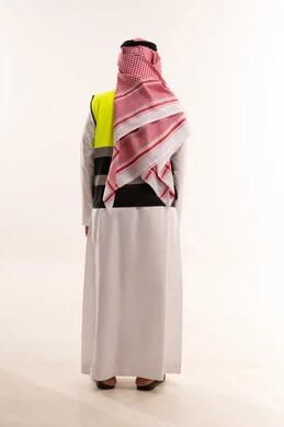مهندس سعودي بالثوب التقليدي وسترة السلامة من الخلف