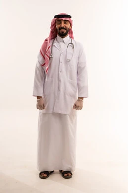 طبيب سعودي بالثوب التقليدي والمعطف الطبي الأبيض