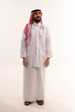 طبيب سعودي يرتدي المعطف الطبي وسماعة الطبيب