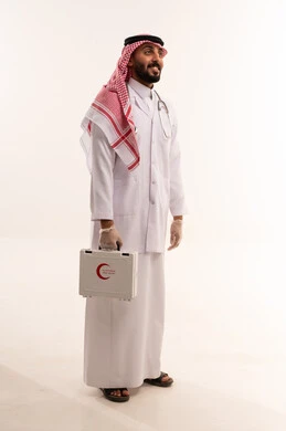 طبيب سعودي مع حقيبة إسعافات أولية بخلفية بيضاء