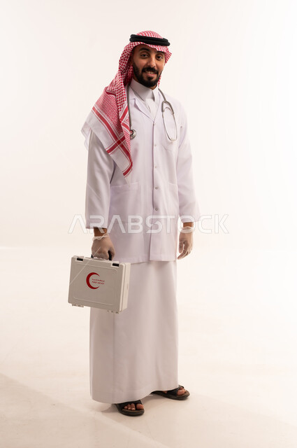 طبيب سعودي يحمل حقيبة إسعافات أولية وسماعة طبية