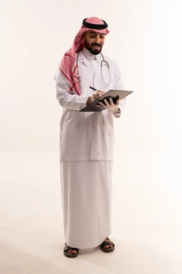 طبيب سعودي بالزي التقليدي مع سماعة طبية