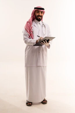 طبيب سعودي يحمل ملف طبي وسماعة طبية