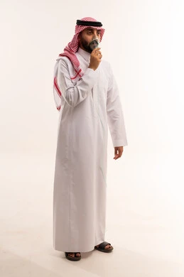 رجل سعودي بالثوب يستخدم بخاخ الربو