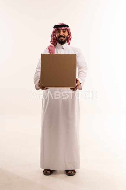 رجل سعودي يحمل صندوق كرتوني بخلفية بيضاء
