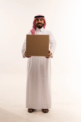 رجل سعودي يحمل صندوق كرتوني بخلفية بيضاء