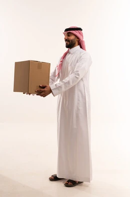 رجل سعودي يحمل صندوق توصيل على خلفية بيضاء