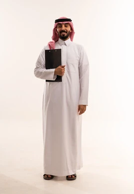 رجل سعودي بالثوب التقليدي يحمل لوحة ملاحظات