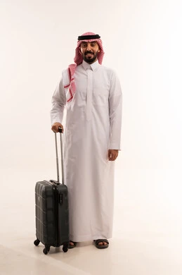 رجل سعودي مع حقيبة سفر في تصوير استوديو