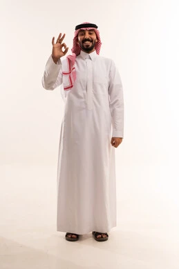 رجل سعودي بالزي التقليدي يشير بعلامة التمام