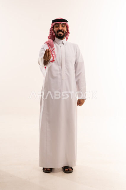 رجل سعودي بالثوب التقليدي يقوم بإيماءة بيده