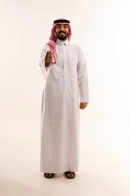 رجل سعودي بالثوب التقليدي يقوم بإيماءة بيده