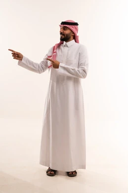 رجل سعودي يشير بيديه بالثوب والشماغ التقليدي