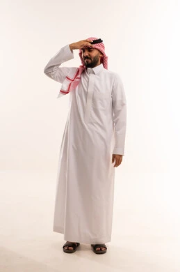 رجل سعودي بالثوب التقليدي ينظر للأمام