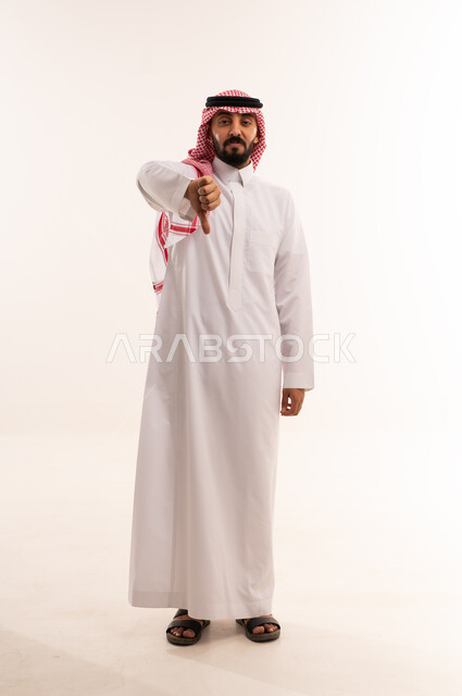 رجل سعودي بالثوب التقليدي يشير بعلامة الرفض