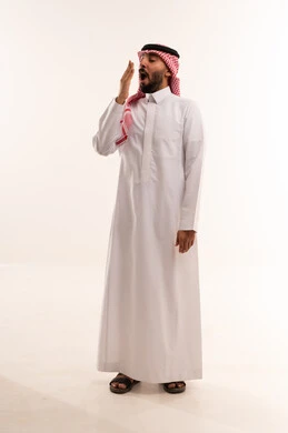 رجل سعودي يتثاءب بالثوب التقليدي في الاستوديو
