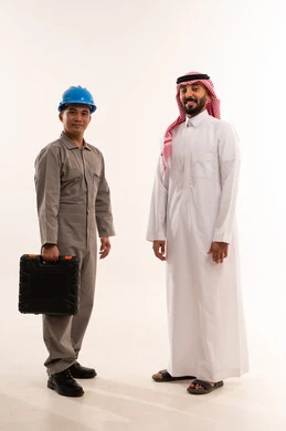 رجل أعمال سعودي وفني آسيوي في الاستوديو