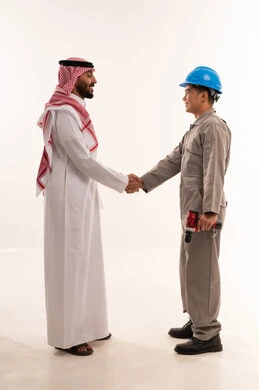 مصافحة رجل أعمال سعودي وفني آسيوي