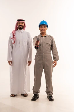 رجل أعمال سعودي وفني مع مثقاب كهربائي