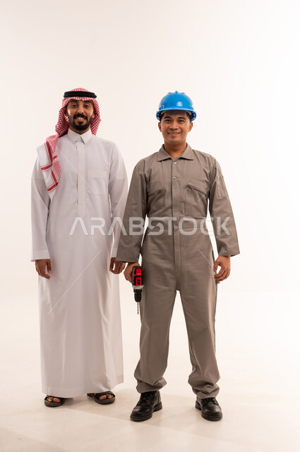 رجل أعمال سعودي وفني آسيوي في الاستوديو