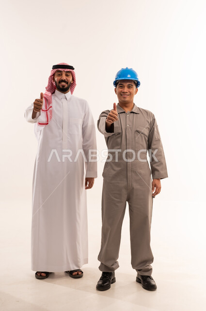 رجل أعمال سعودي وعامل بناء يرفعان علامة الإعجاب